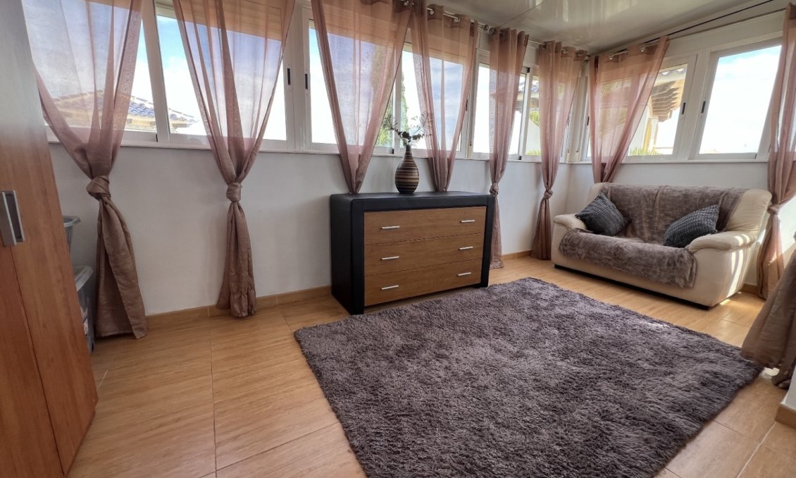 Használt Ingatlanok - Villa -
Orihuela - Inland