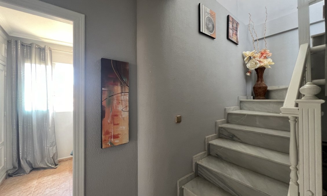 Használt Ingatlanok - Villa -
Orihuela - Inland