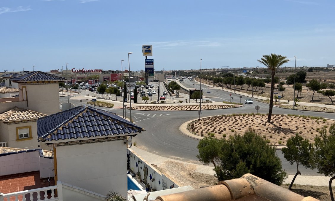 Használt Ingatlanok - Villa -
Orihuela - Inland