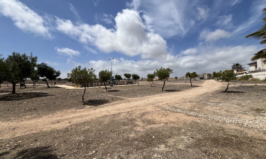 Használt Ingatlanok - Villa -
Orihuela - Inland