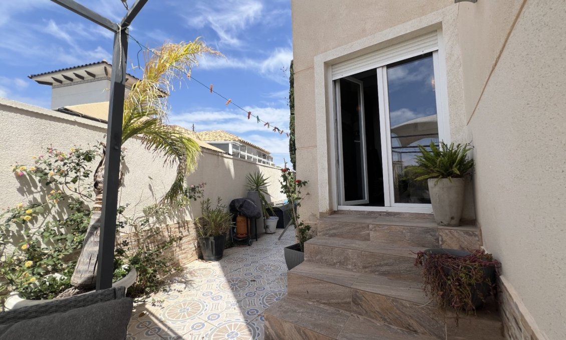 Használt Ingatlanok - Villa -
Orihuela - Inland