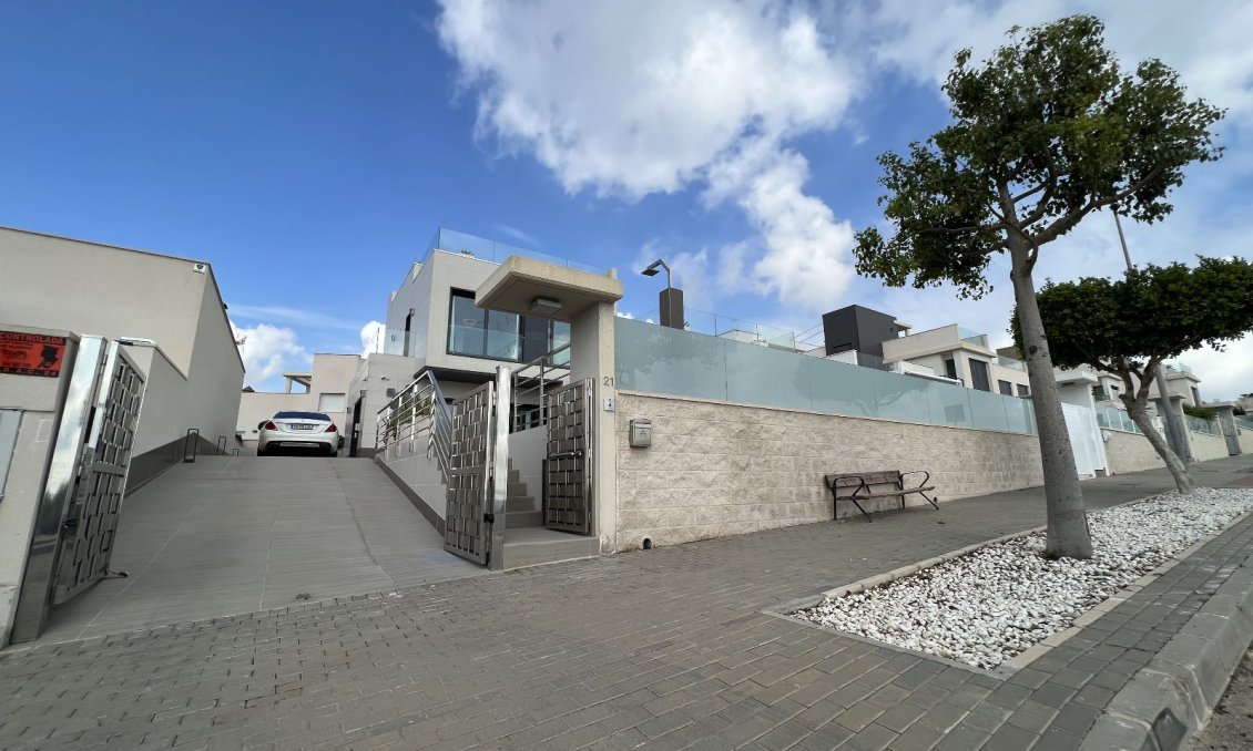 Használt Ingatlanok - Villa -
San Miguel de Salinas - Inland