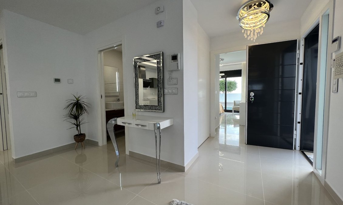 Használt Ingatlanok - Villa -
San Miguel de Salinas - Inland