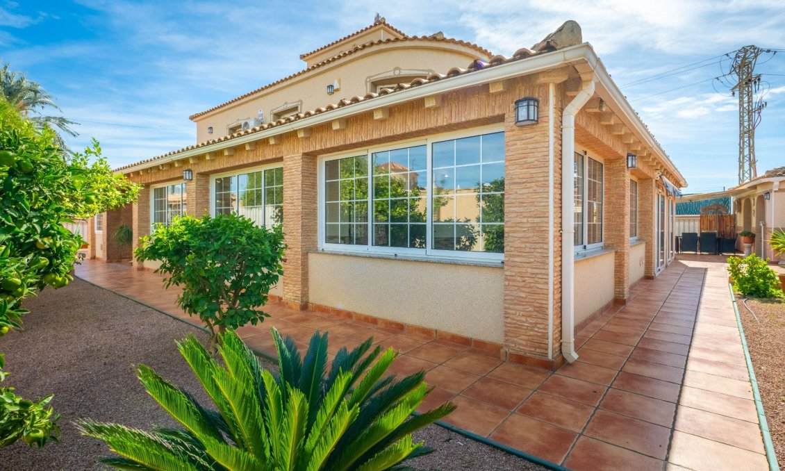 Resale - Villa -
Torrevieja - El Chaparral