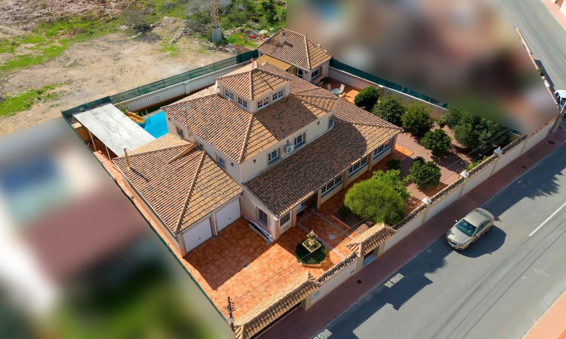 Resale - Villa -
Torrevieja - El Chaparral
