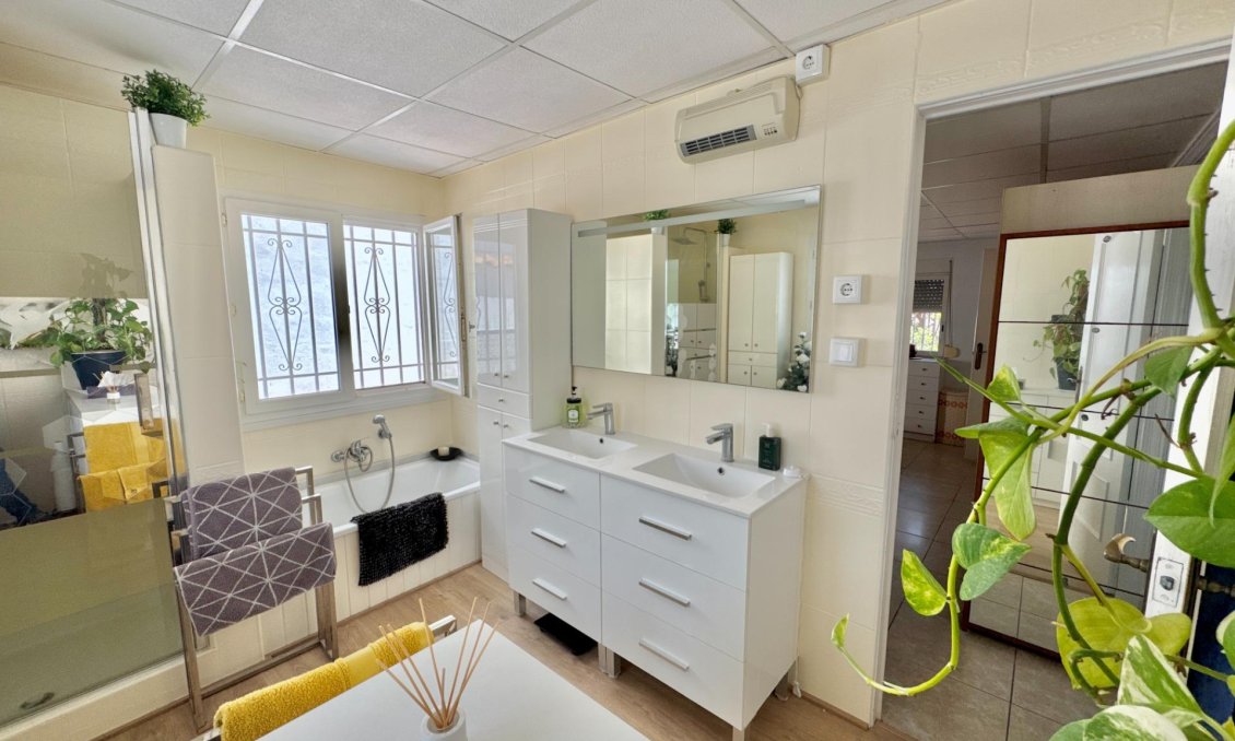 Használt Ingatlanok - Villa -
Dolores - Comunidad Valenciana