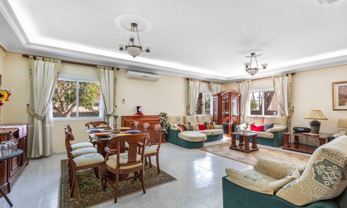 Használt Ingatlanok - Villa -
Rojales - Pueblo Bravo