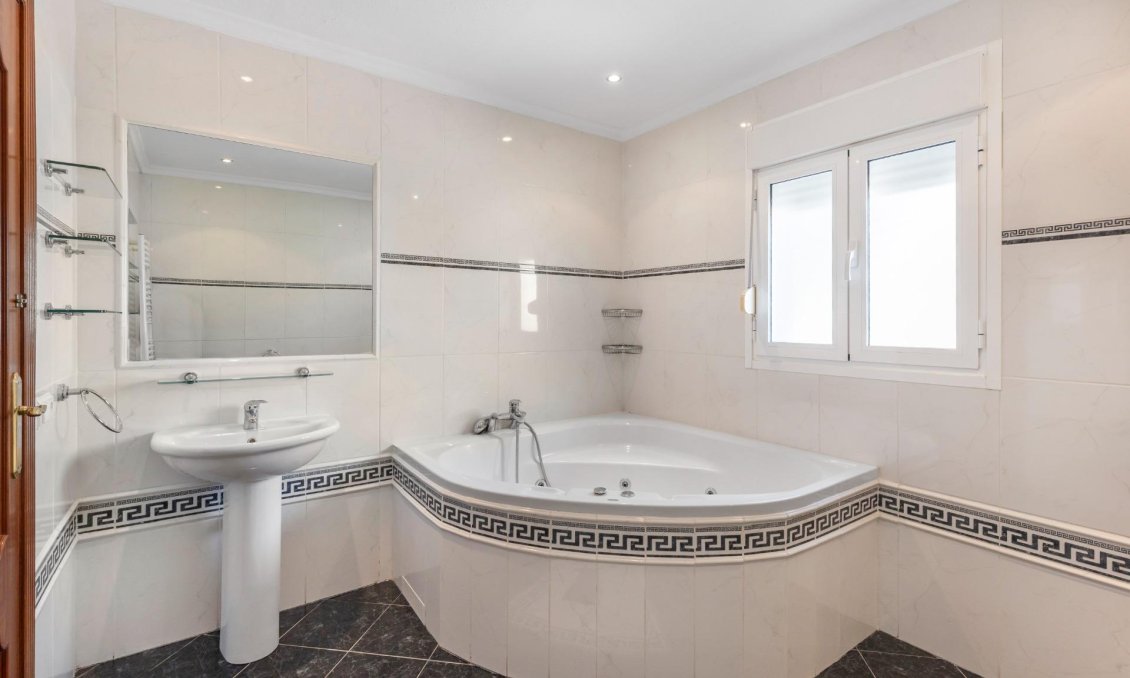 Használt Ingatlanok - Villa -
Rojales - Pueblo Bravo