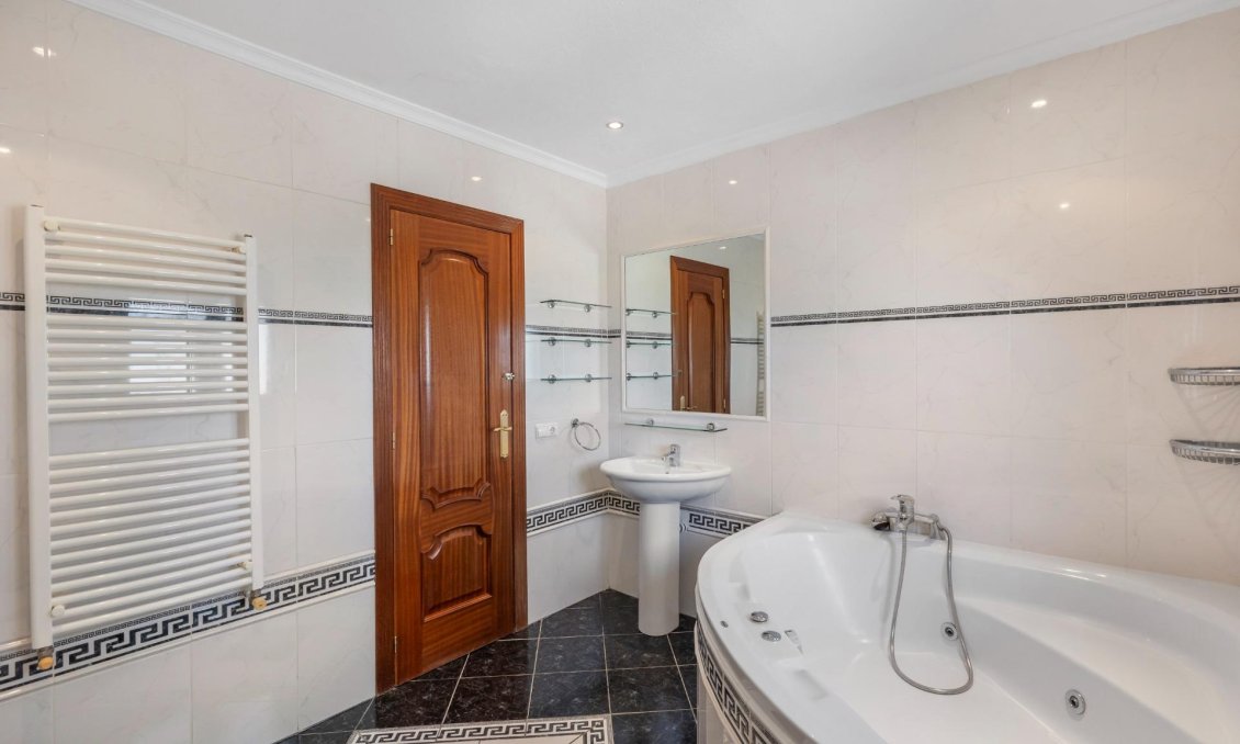 Használt Ingatlanok - Villa -
Rojales - Pueblo Bravo