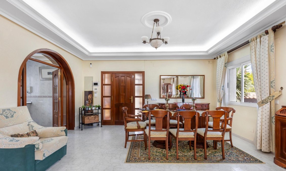 Használt Ingatlanok - Villa -
Rojales - Pueblo Bravo