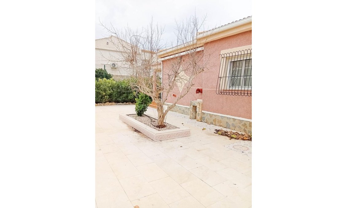 Használt Ingatlanok - Villa -
Torrevieja - La Siesta