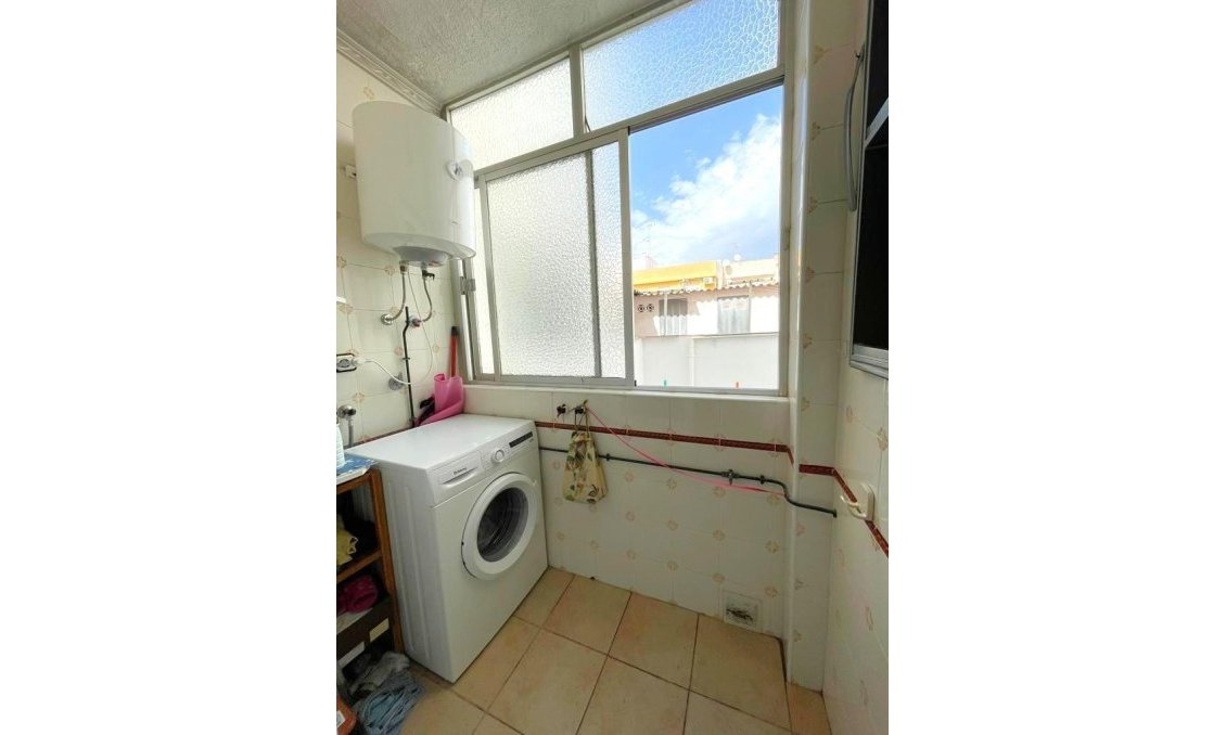 Segunda mano - Apartamento -
Torrevieja - Estacion De Autobuses