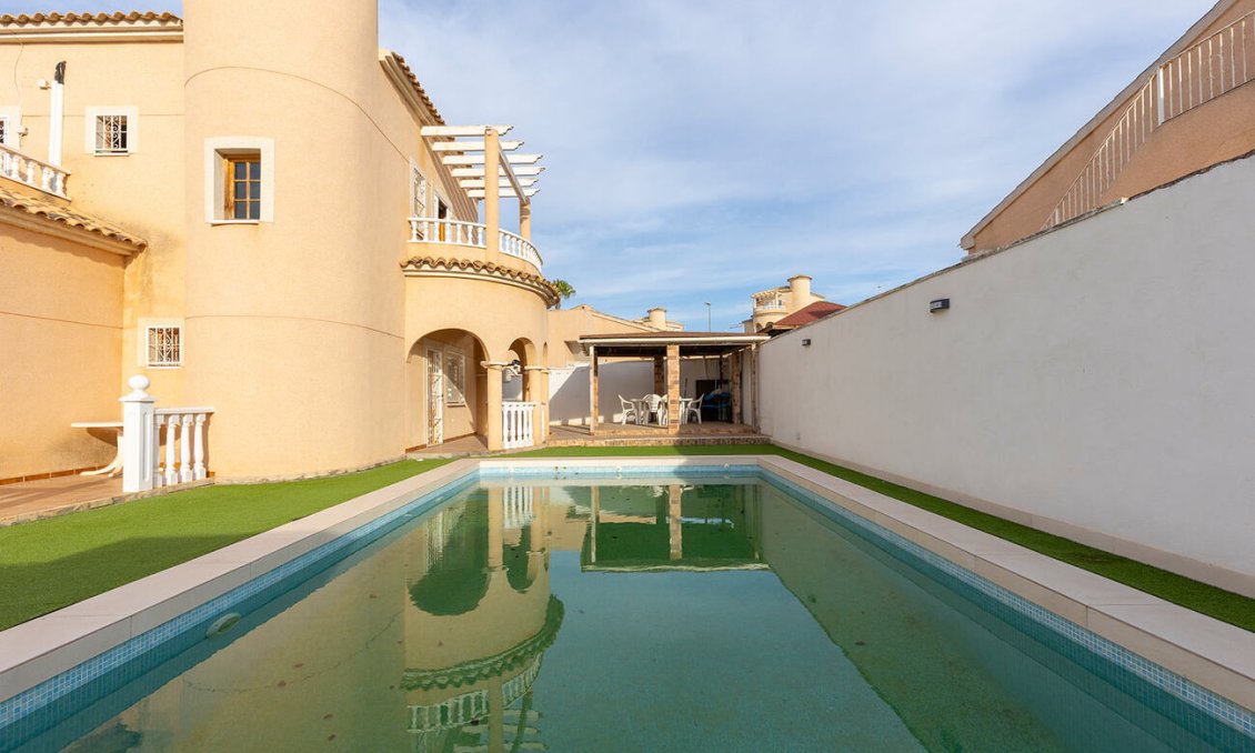 Segunda mano - Villa -
Ciudad Quesada