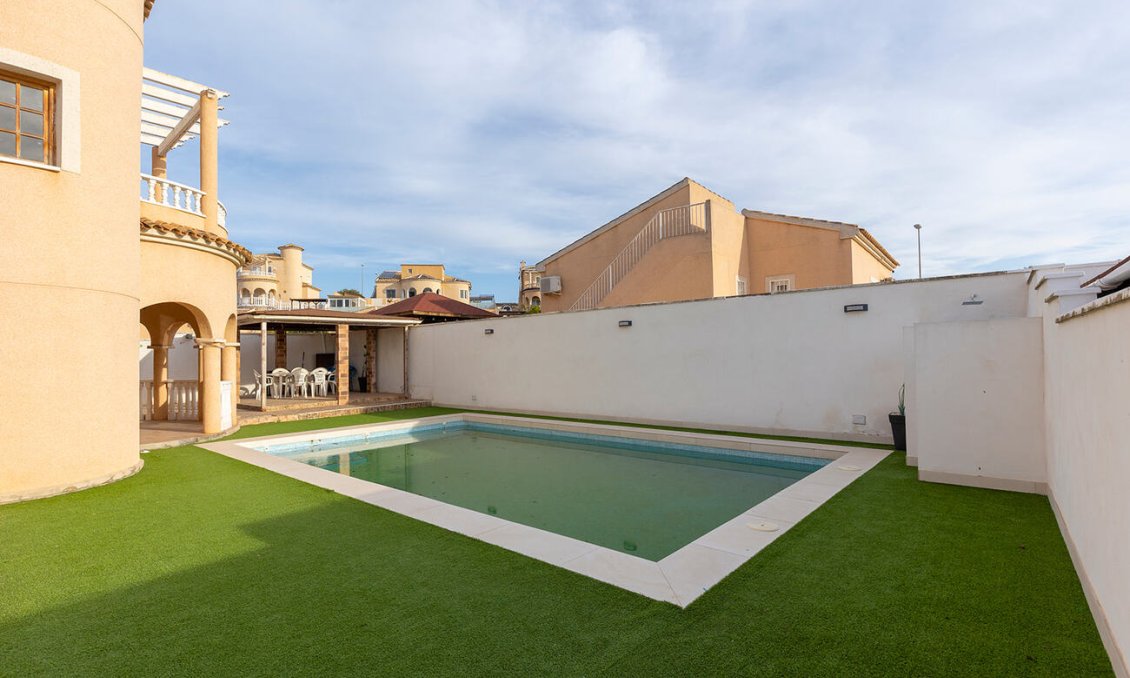 Segunda mano - Villa -
Ciudad Quesada