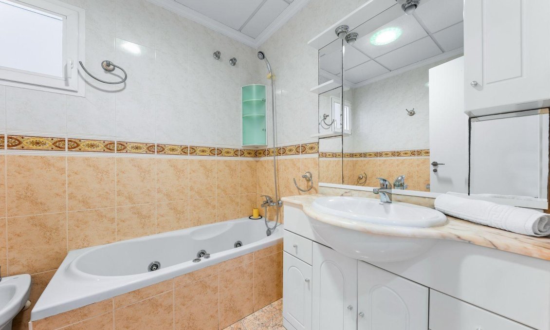 Segunda mano - Apartamento -
Torrevieja - Centro