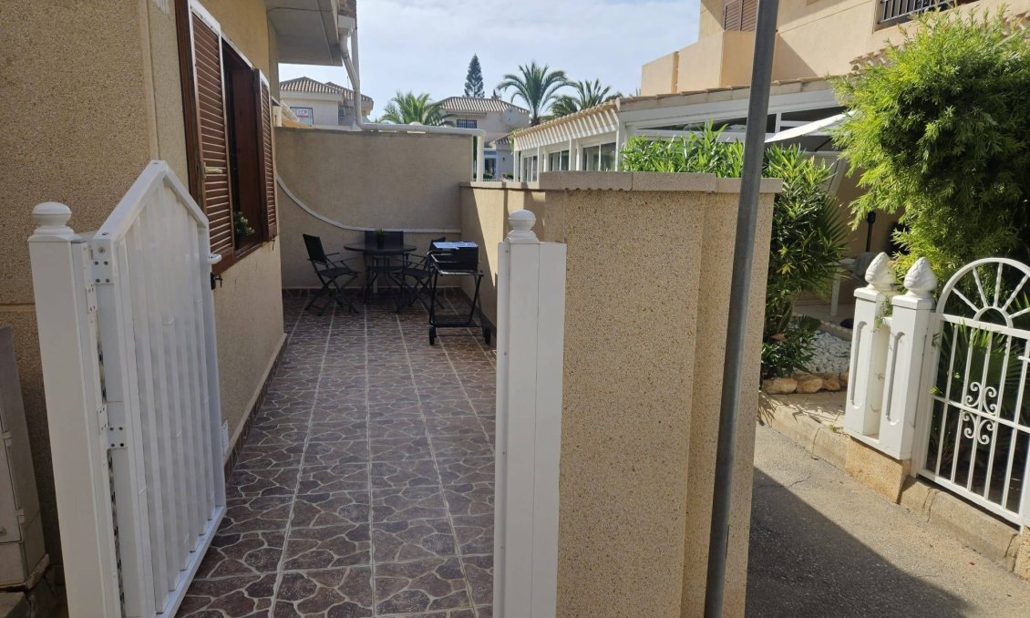 Segunda mano - Bungalow -
Orihuela Costa - La Zenia