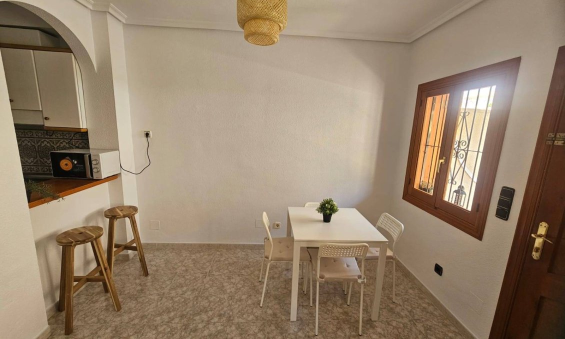 Segunda mano - Bungalow -
Orihuela Costa - La Zenia