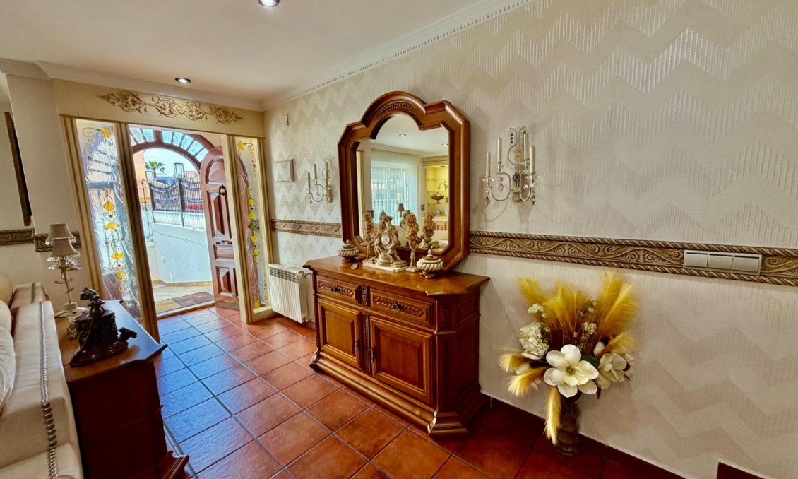 Wiederverkauf - Villa / Doppelhaushälfte -
Orihuela Costa - La Zenia