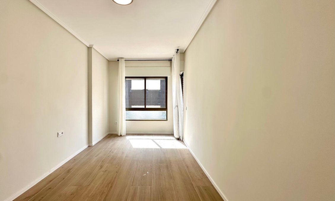 Revânzare - Apartament -
Torrevieja - Centro