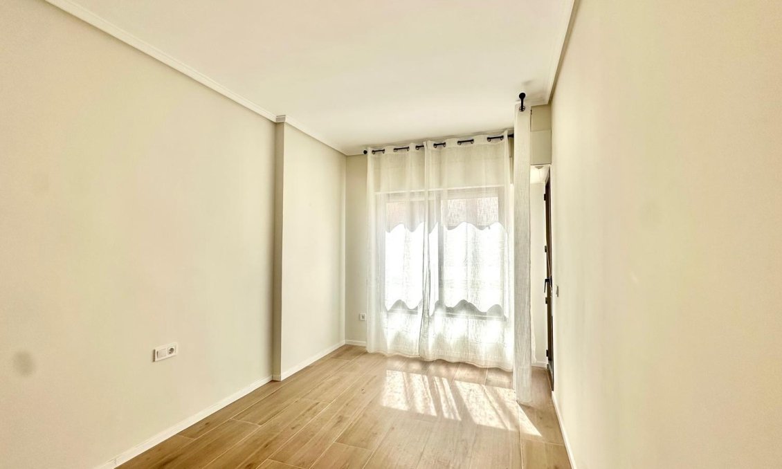 Revânzare - Apartament -
Torrevieja - Centro