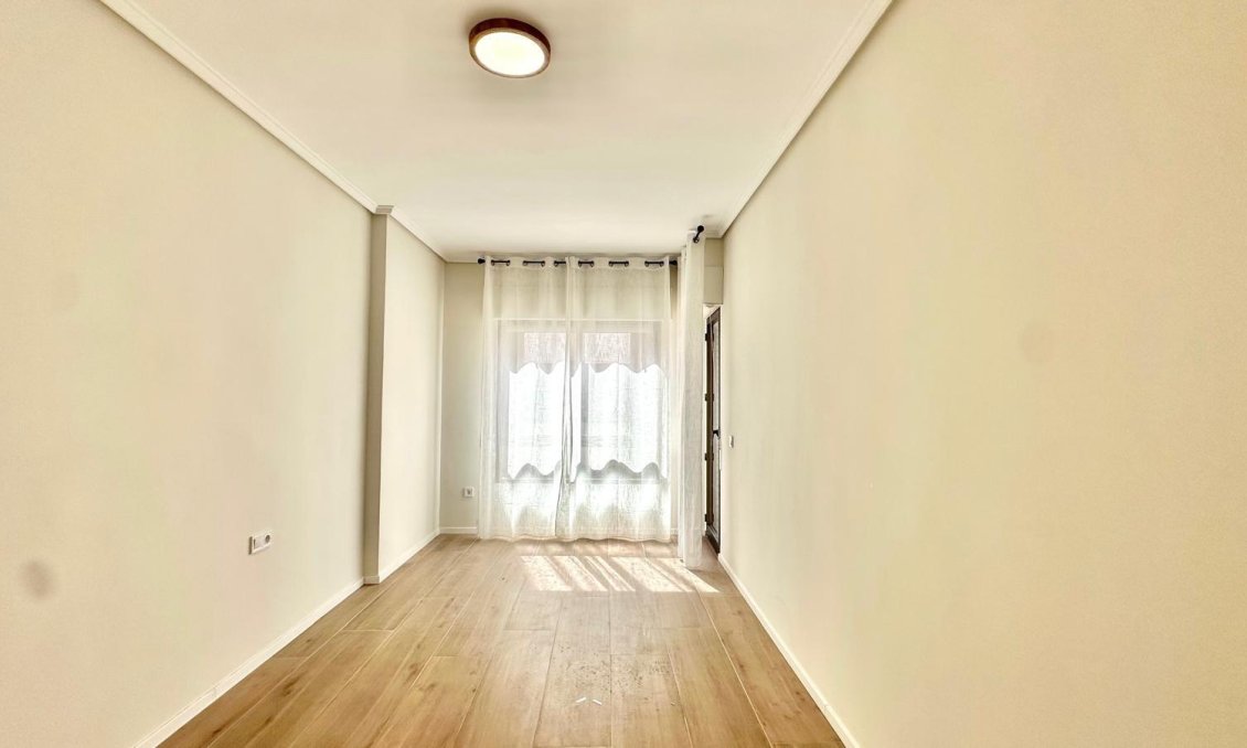 Revânzare - Apartament -
Torrevieja - Centro
