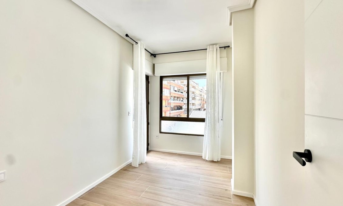 Revânzare - Apartament -
Torrevieja - Centro
