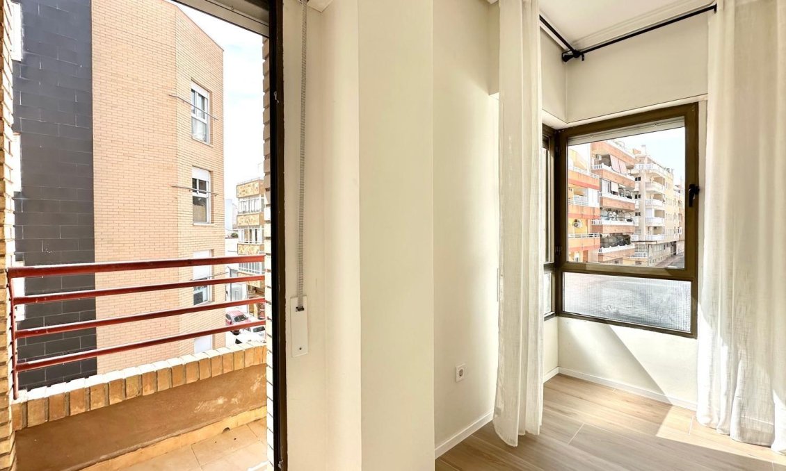 Revânzare - Apartament -
Torrevieja - Centro