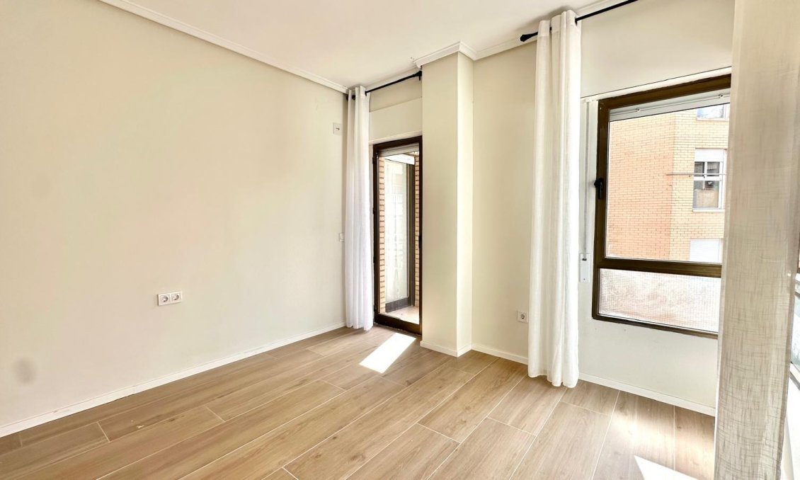 Revânzare - Apartament -
Torrevieja - Centro