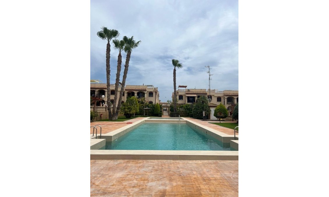 Resale - Bungalow -
Torrevieja - Parque Acuático - Sector 25