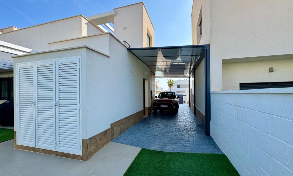 Segunda mano - Villa -
San Miguel de Salinas - Bellavista
