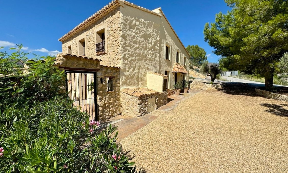 Segunda mano - Villa -
Relleu - Inland