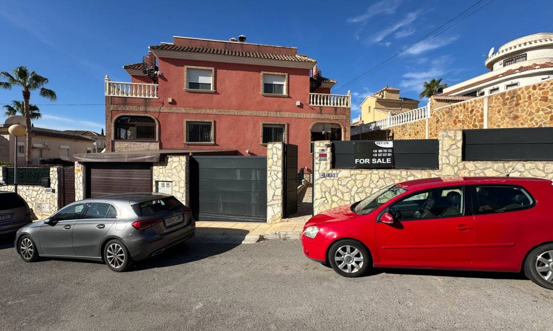 Resale - Townhouse -
San Miguel de Salinas - Inland