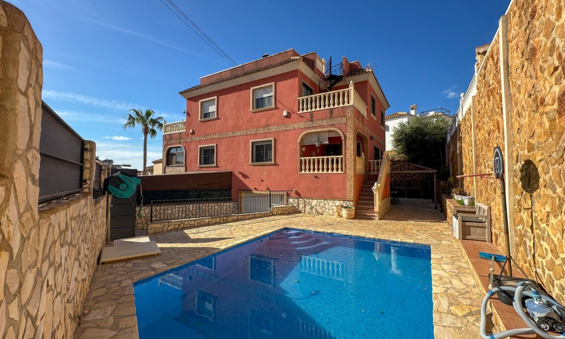 Resale - Townhouse -
San Miguel de Salinas - Inland