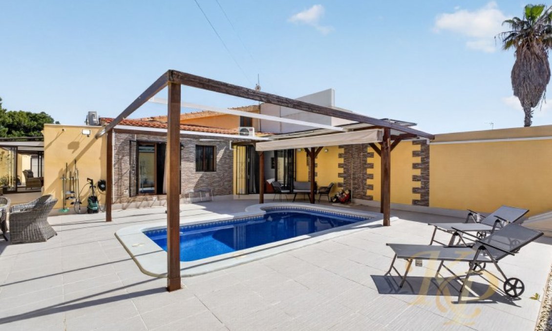Resale - Villa -
Torrevieja - Costa Blanca