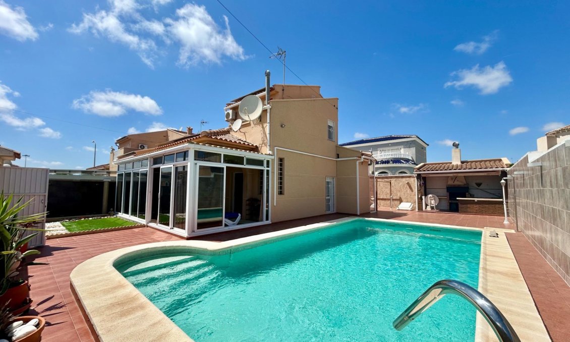 Resale - Villa -
Torrevieja - San Luis