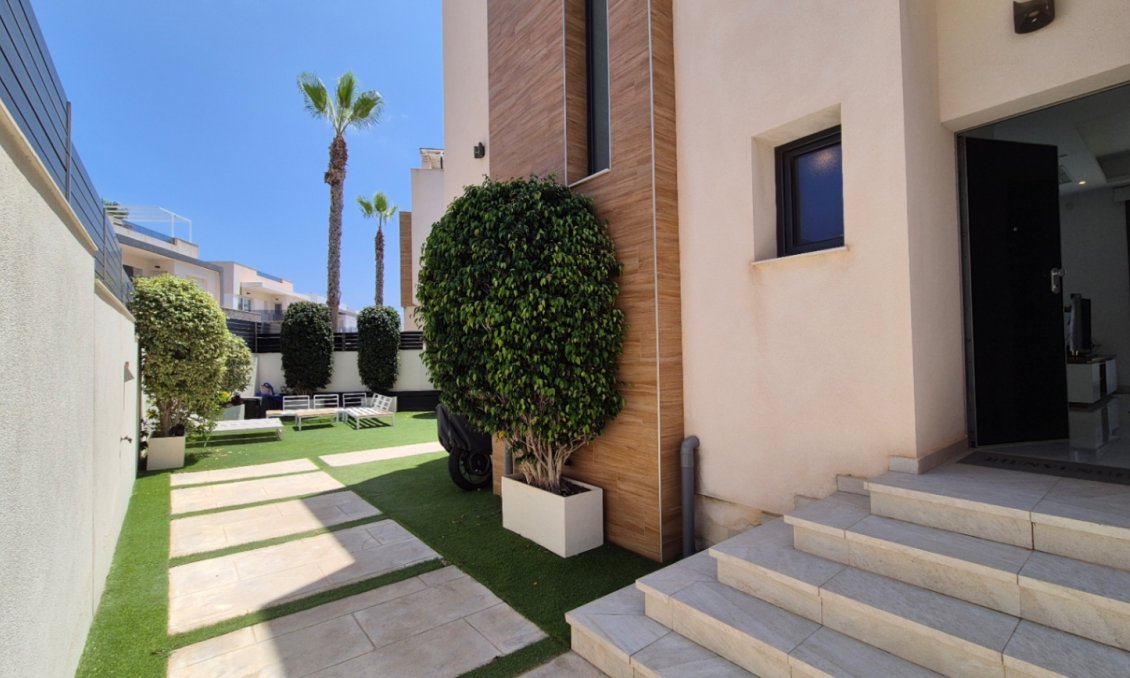 Resale - Villa -
Torrevieja - Costa Blanca