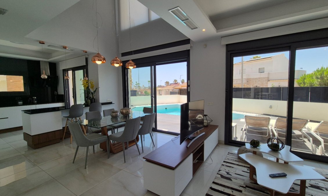 Resale - Villa -
Torrevieja - Costa Blanca