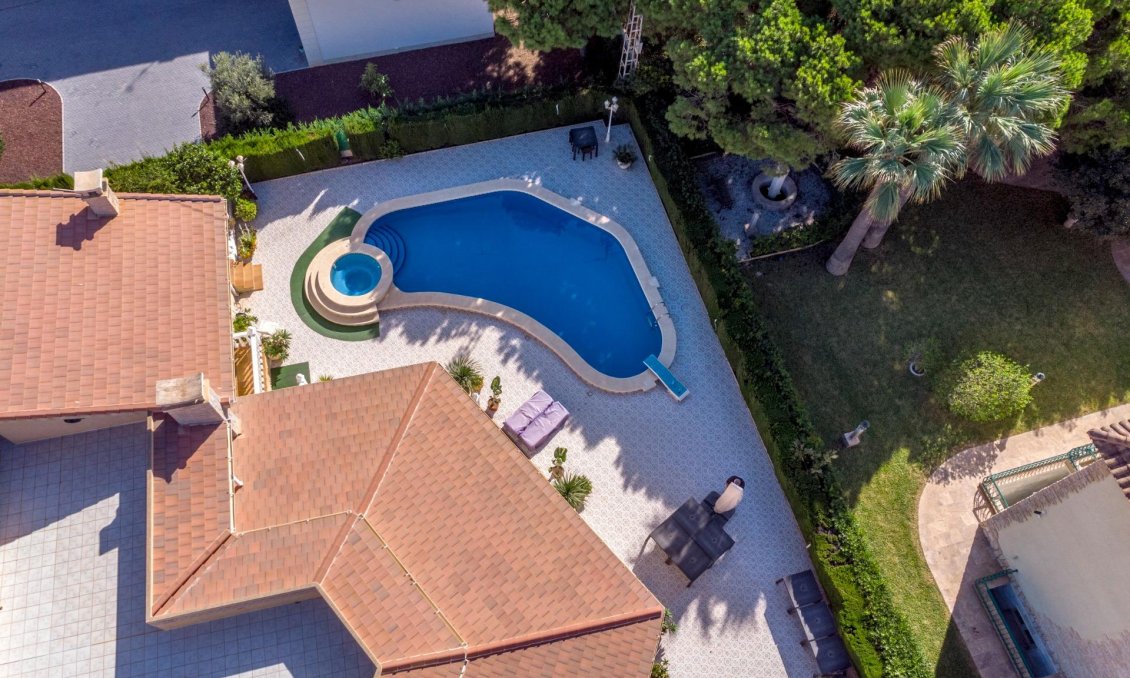 Resale - Villa -
Cabo Roig - Muy Cerca De La Playa