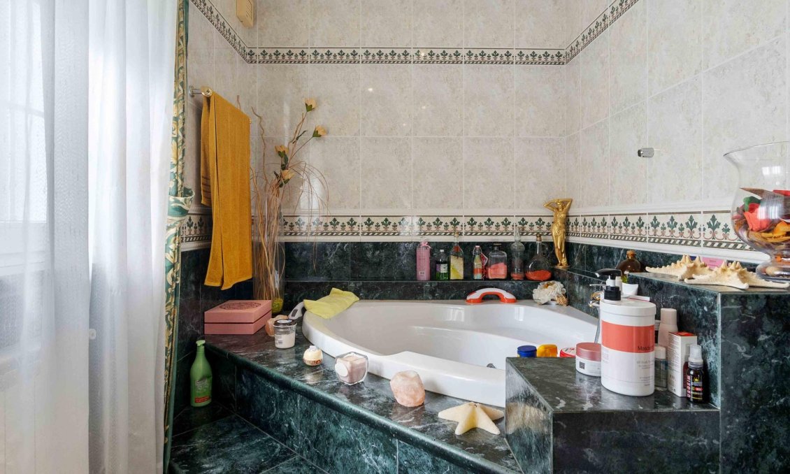 Resale - Villa -
Cabo Roig - Muy Cerca De La Playa