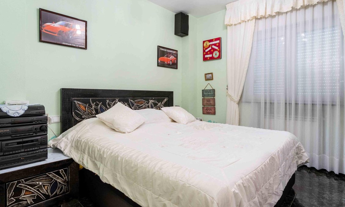 Resale - Villa -
Cabo Roig - Muy Cerca De La Playa