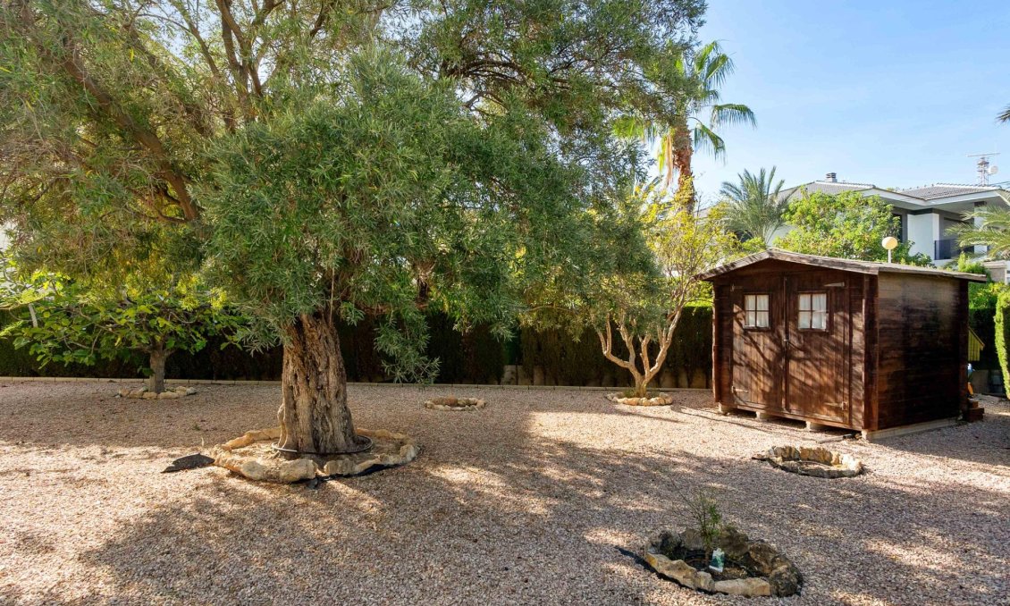 Resale - Villa -
Cabo Roig - Muy Cerca De La Playa