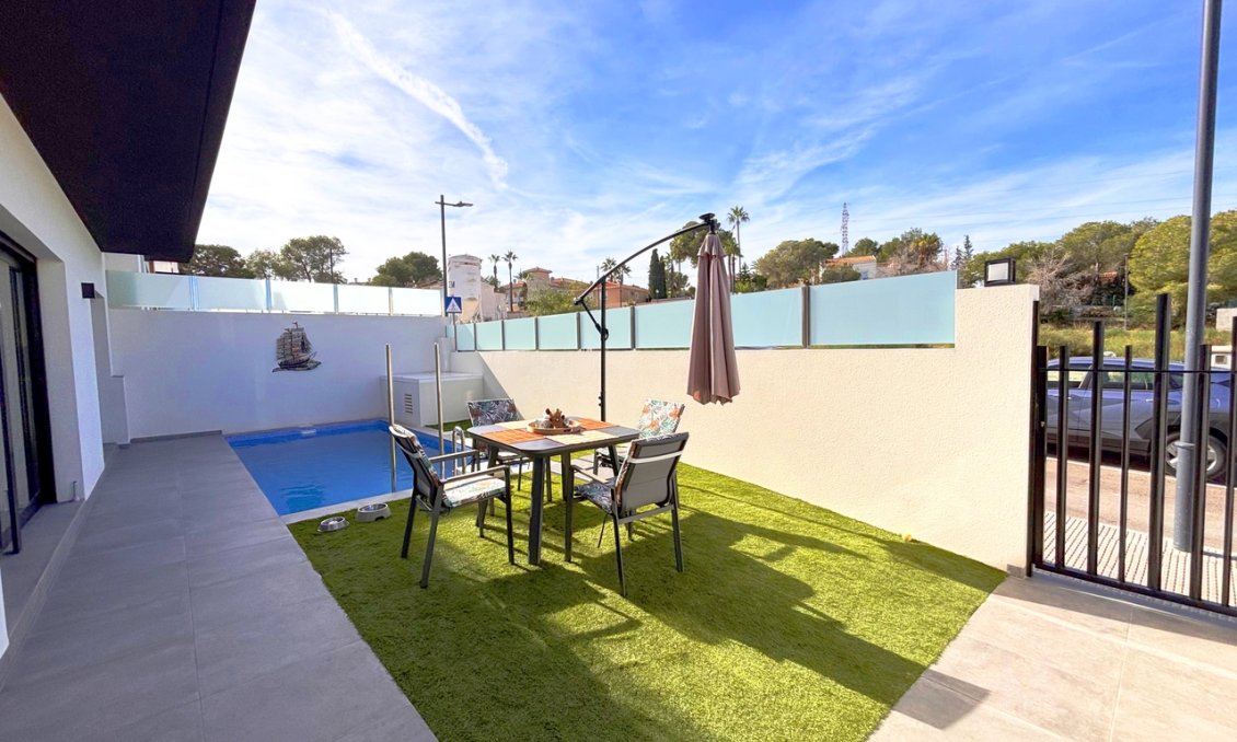Resale - Villa -
Villamartin - Costa Blanca