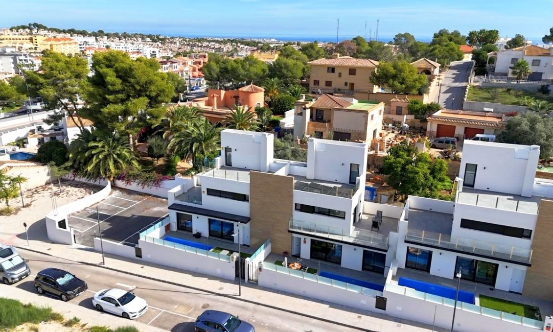 Resale - Villa -
Villamartin - Costa Blanca