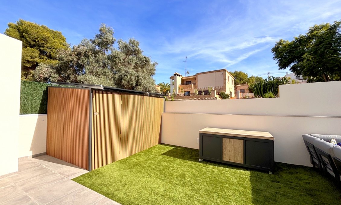 Resale - Villa -
Villamartin - Costa Blanca