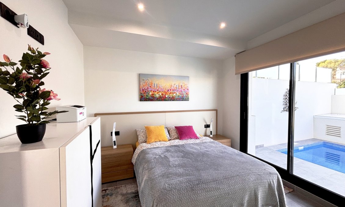 Resale - Villa -
Villamartin - Costa Blanca