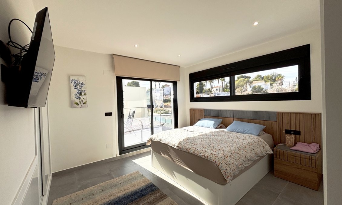 Resale - Villa -
Villamartin - Costa Blanca