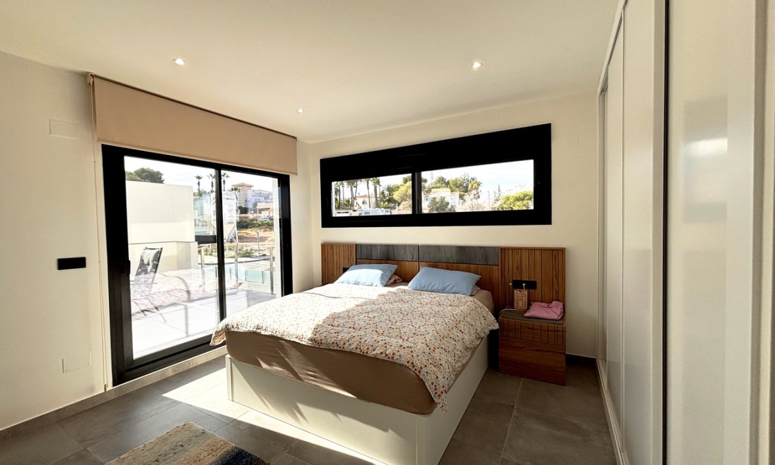 Resale - Villa -
Villamartin - Costa Blanca