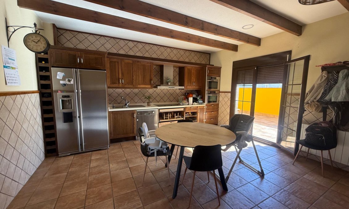 Resale - Townhouse -
Avileses
