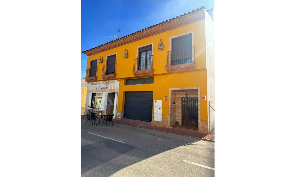 Resale - Townhouse -
Avileses