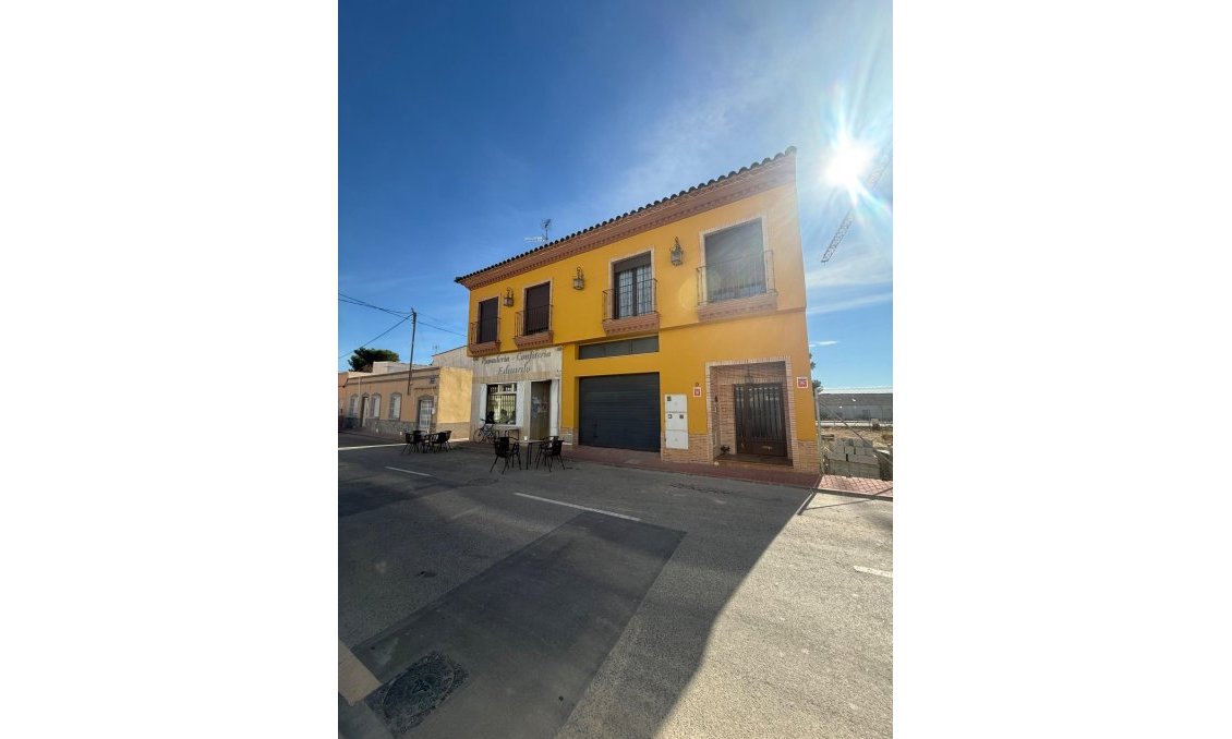 Resale - Townhouse -
Avileses